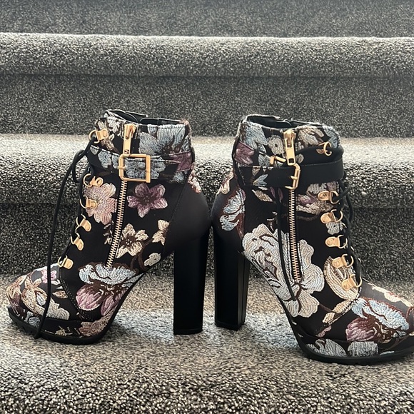 Shoe dazzle embroidered floral pump boots - Picture 2 of 7